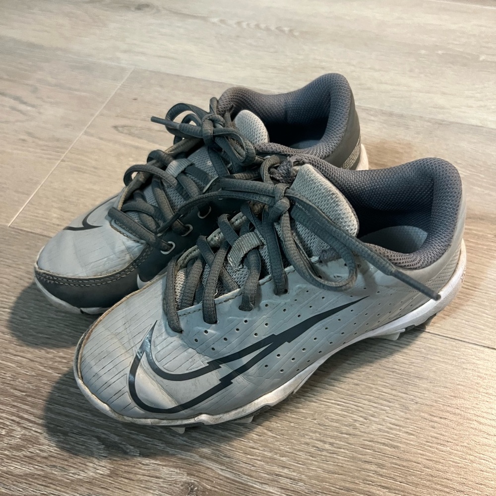 Pre-loved Nike baseball cleats